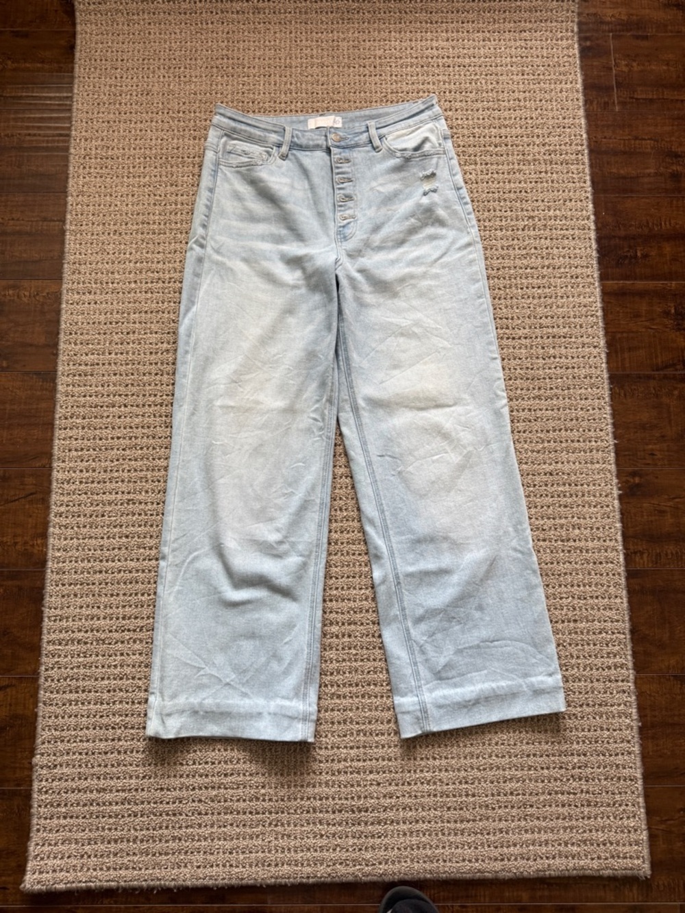 VERVET  Light Wash Straight Leg Jeans.. Size 31
